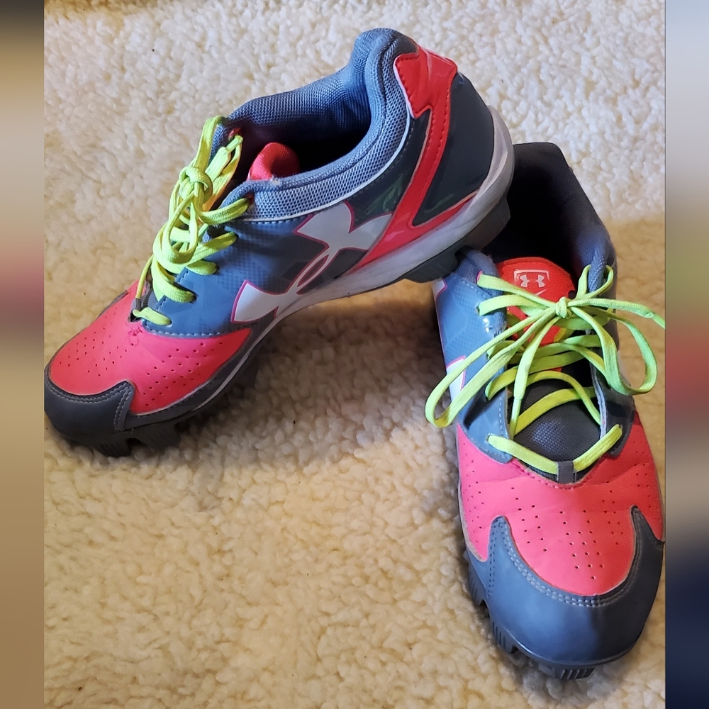 Under Armour women's softball w plastic cleats size 8.